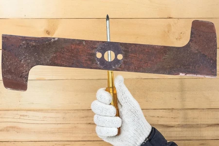 Jak zamontować nóż do kosiarki - uniknij błędów i oszczędź czas