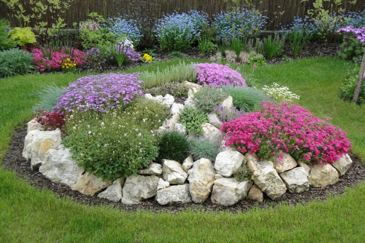 Jak zrobić skalniak w ogrodzie krok po kroku – proste porady dla początkujących