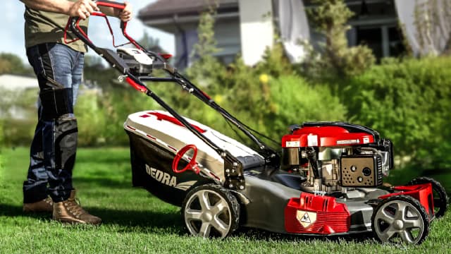Najlepsze kosiarki spalinowe - porównanie modeli i opinie użytkowników