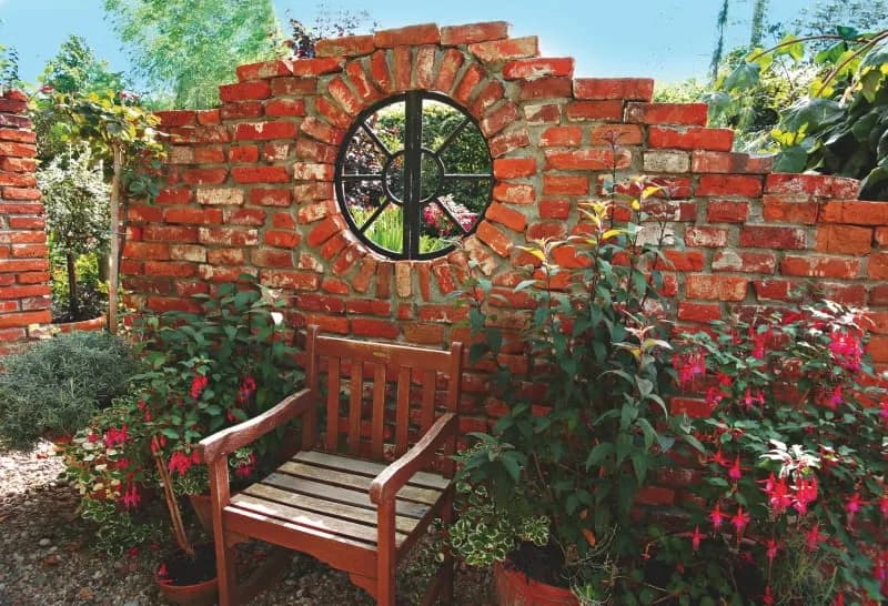 Pomysły na cegłę w ogrodzie: praktyczne inspiracje na ścieżki, murki i dekoracje