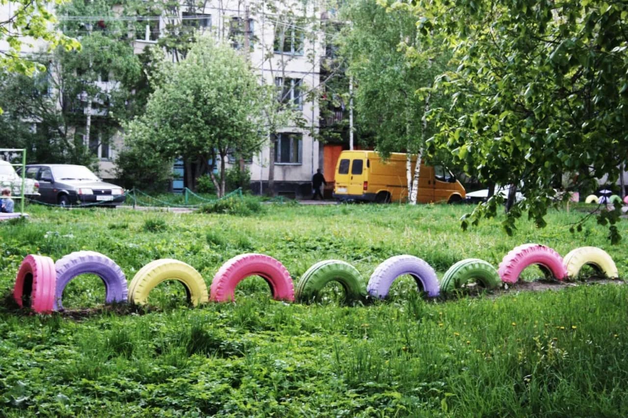 Jaką farbą pomalować opony na ogród, aby były trwałe i bezpieczne dla roślin?