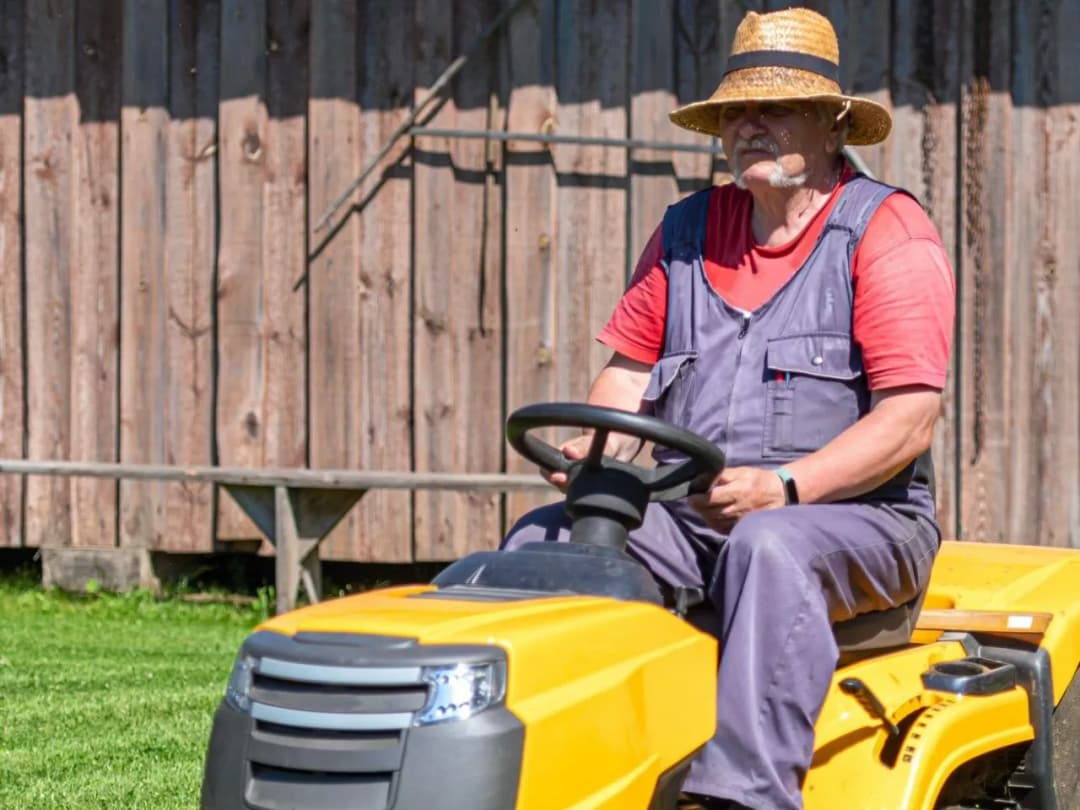 Najlepszy akumulator do traktorka kosiarki – uniknij problemów z wyborem