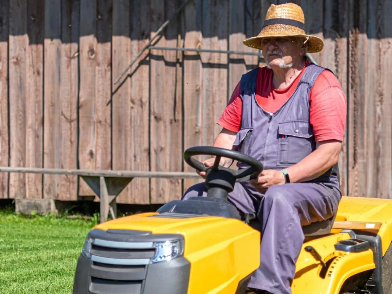 Najlepszy akumulator do traktorka kosiarki – uniknij problemów z wyborem